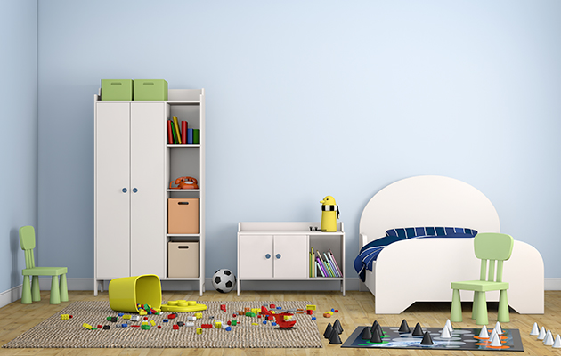 Unordentliches Kinderzimmer mit Spielzeug auf dem Boden, ideal für eine Putzfrau zur Reinigung.