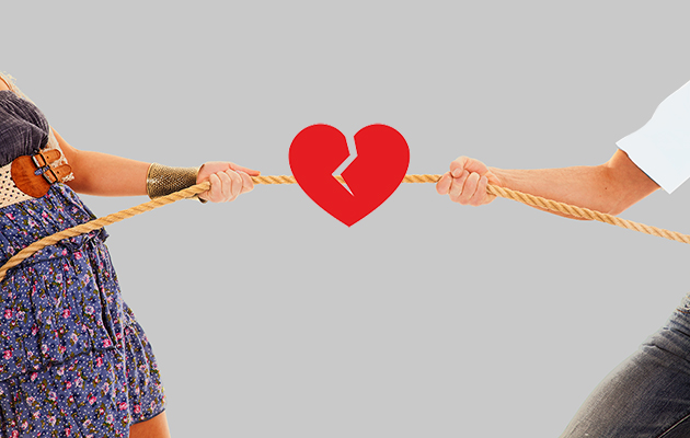 Zwei Personen ziehen an Seil mit gebrochenem Herzsymbol, reinigungskraft im Hintergrund.