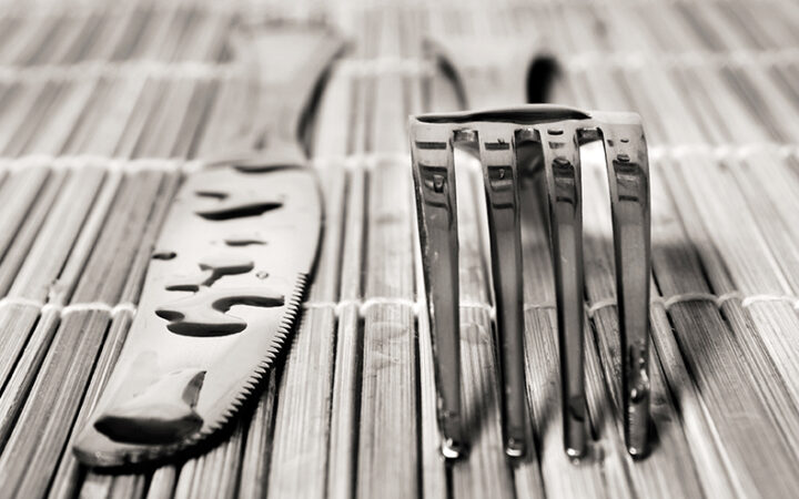 Gabel und Messer auf Bambusmatte, perfekt für reinigung und gepflegtes Tischambiente.