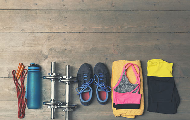 Springseil, Wasserflasche, Hanteln, Schuhe, Sportbekleidung auf Holzboden; reinigung nötig.