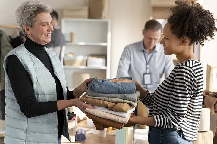 Eine Frau Uebergibt Kleidung