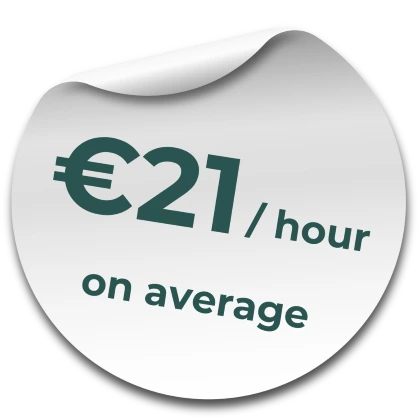 Auf Einem Weißen Aufkleber Mit Gewelltem Rand Steht In Fetter, Dunkelgrüner Schrift &Quot;Durchschnittlich 21 €/Stunde&Quot;.