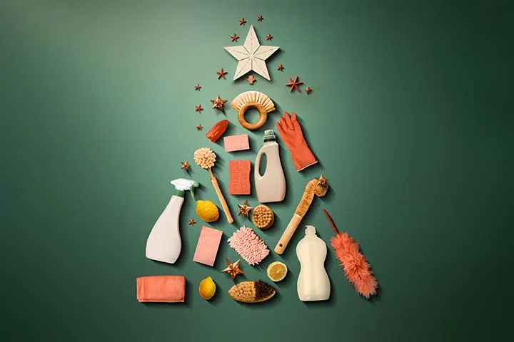 Gegenstände zum Putzen in Form eines Weihnachtsbaums auf grünem Hintergrund.