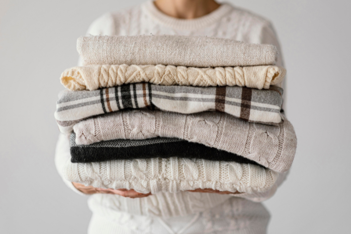 Frau Mit Zusammengelegten Pullovern