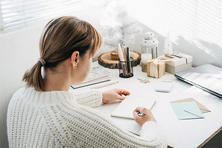 Frau Sitzt Am Schrebtisch Schreibt Auf Block