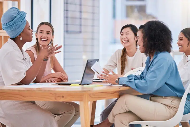 Frauen Sitzen An Einem Tisch