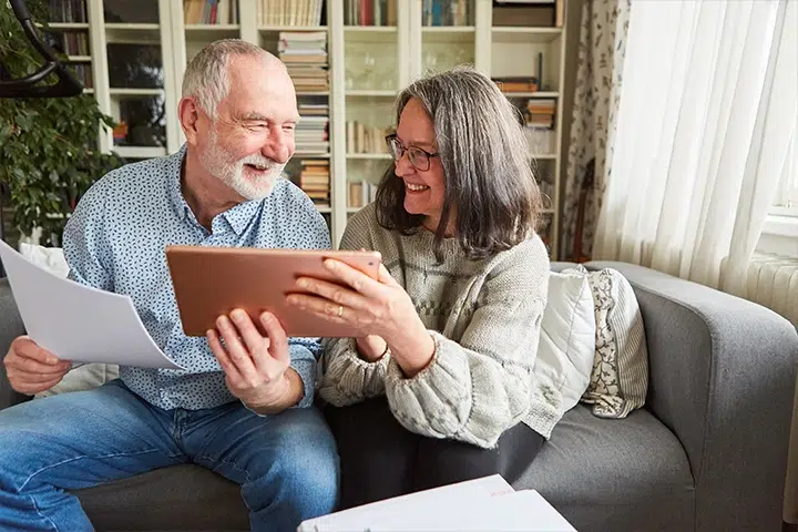 Mann Und Frau Mit Tablet Auf Couch