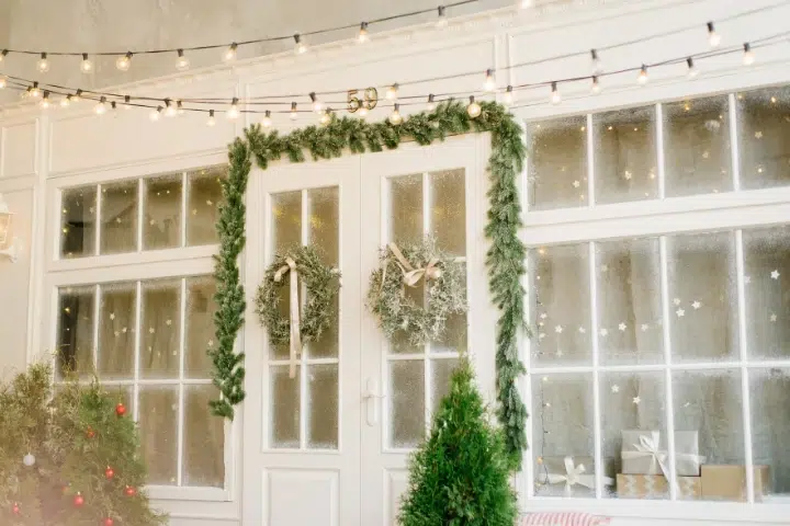 Weihnachtliche Girlanden An Tuer