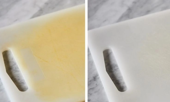 Vergleich eines schmutzigen und sauberen Schneidebretts; Effekt der Reinigung sichtbar.