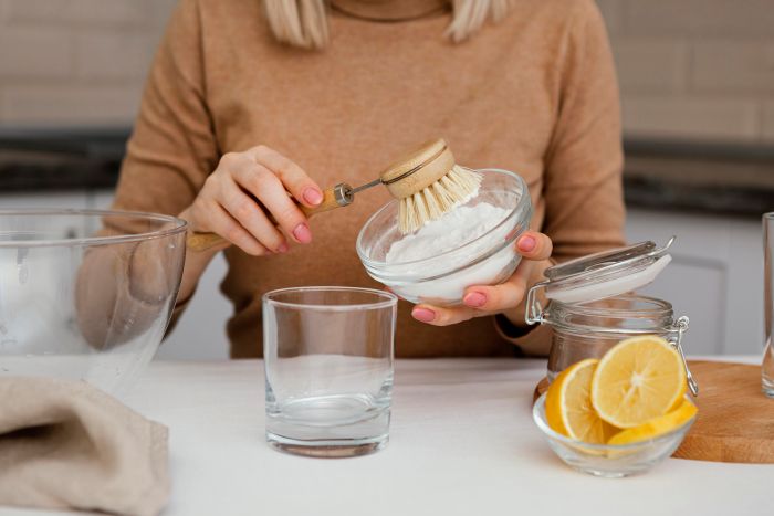 Frau Mit Bürste Und Schüssel, Zitrone Im Glas, Reinigung Mit Natürlichen Mitteln.
