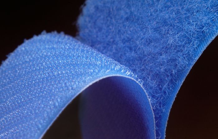 Nahaufnahme von blauem Klettverschluss, ideal für Putzfrau-Ausrüstung.