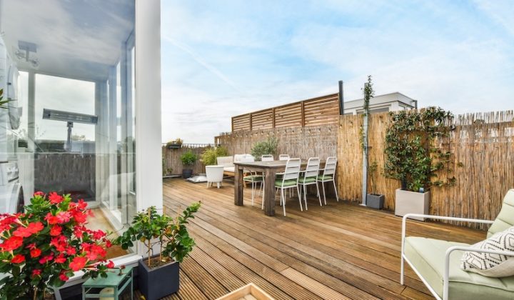 terrace-with-table-chairs-it